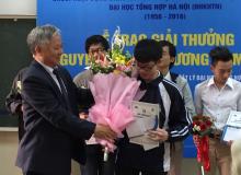 Cựu sinh viên Khoa Vật lý trao giải thưởng Nguyễn Hoàng Phương năm 2016 cho sinh viên xuất sắc của khoa Vật lý.